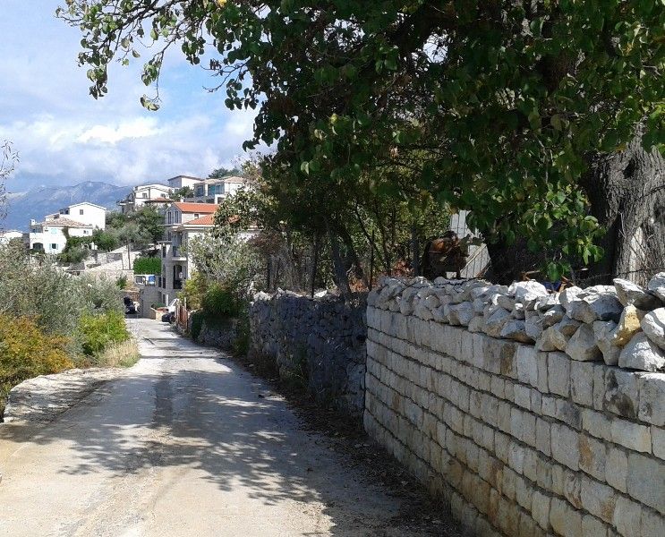 Seoski put uz kameni zid u Reževićima, Budva, kod placa od 4864 m²