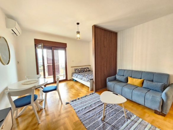 Izdavanje modernog studio apartmana sa pogledom na more – Bečići (na period od 01.10.2026 do 01.06.2027)