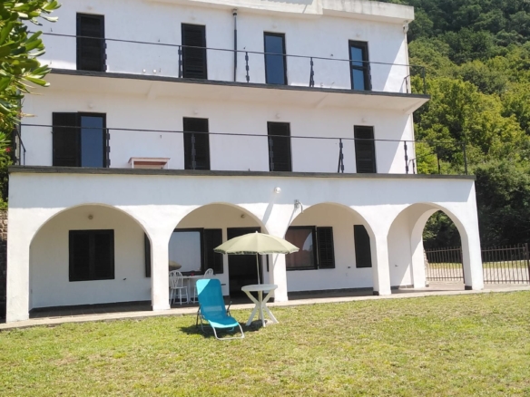 Kuca za renoviranje sa prelepim pogledom na more,Petrovac,Budva.