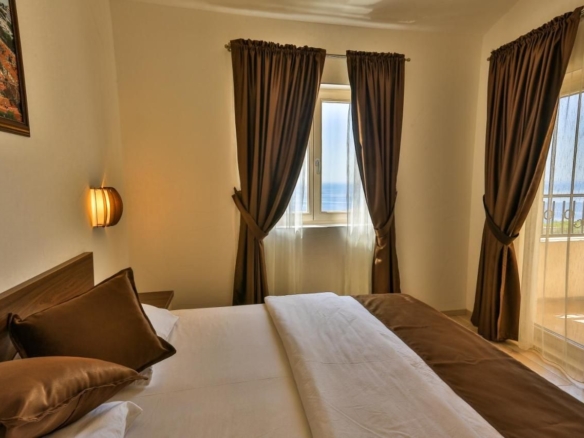 Na prodaju luksuzna vila 135m2 + dodatni apartman 50m2 sa bazenom i panoramskim pogledom na more,Rezevici-Budva
