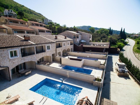 Na prodaju luksuzna vila 175m2 + dodatni apartman 50m2 sa bazenom i panoramskim pogledom na more,Rezevici-Budva