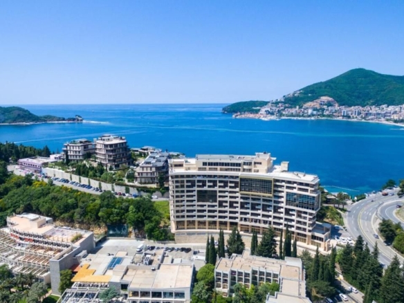 Poslovni prostor 626m2 na samo 150 metara od mora u luksuznom apart-hotelu Harmonia u Budvi.