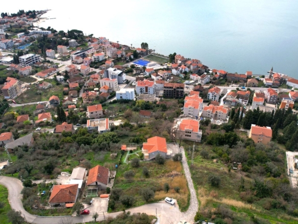 Zemljiste 1800m2 sa ucrtanim projektom za izgradnju 3 vile u mestu Donja Lastva, Tivat, sa predivnim pogledom na more i Porto Montenegro.