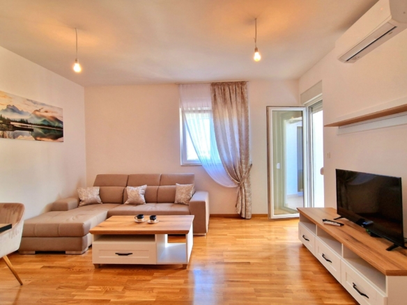 Prodaje se moderno opremljen dvosoban stan 59m² sa pogledom na more – Bečići, Budva