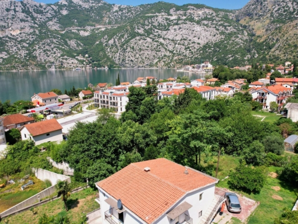 Kuca apartmanskog tipa povrsine 200m2 na ekskluzivnoj lokaciji u Risnu.