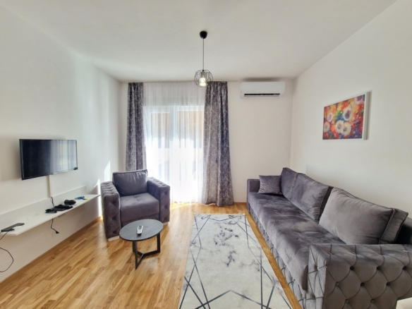 Jednosoban moderno opremljen stan površine 45m2 plus terasa od 30m2 ,Bečići (izdavanje na duži period, dostupan od 01.02.2025)