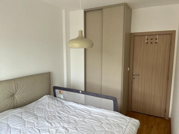 Spavaća soba sa dvokrevetnim krevetom i ugradnim ormarom, stan 46 m² u Budvi