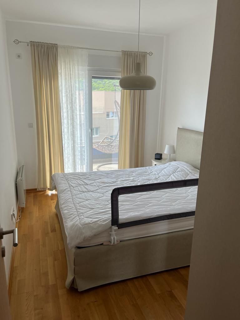 1d9b820b-6385-484b-a30b-55afb80ebf0b Spavaća soba sa velikim prozorom i zavjesama u jednosobnom stanu, Budva