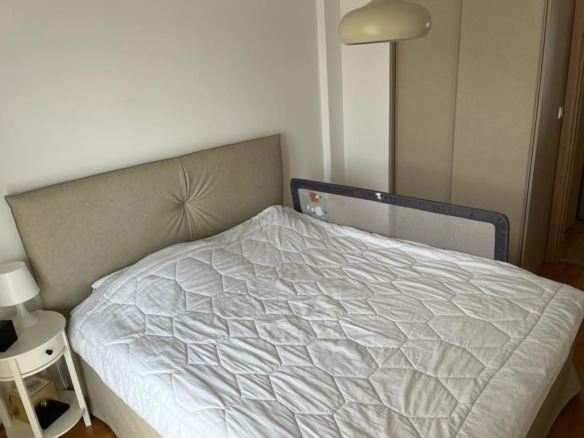 Dnevni boravak jednosobnog stana u Budvi sa plavom garniturom i izlazom na balkon – fotografija 11