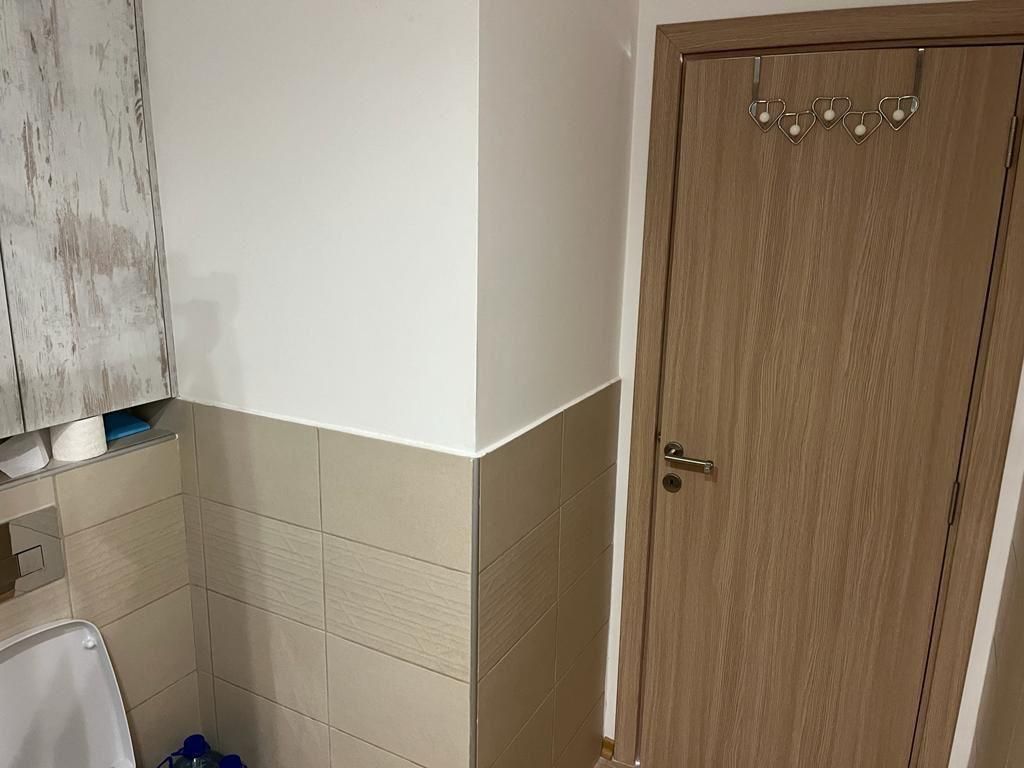 f963625f-6d08-45e4-bfbb-90e518c377df Dnevni boravak jednosobnog stana u Budvi sa plavom garniturom i izlazom na balkon – fotografija 12