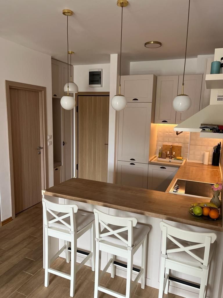 7b2f9f19-408a-4d14-9b75-4e09c9965151 Dnevni boravak jednosobnog stana u Budvi sa plavom garniturom i izlazom na balkon – fotografija 13