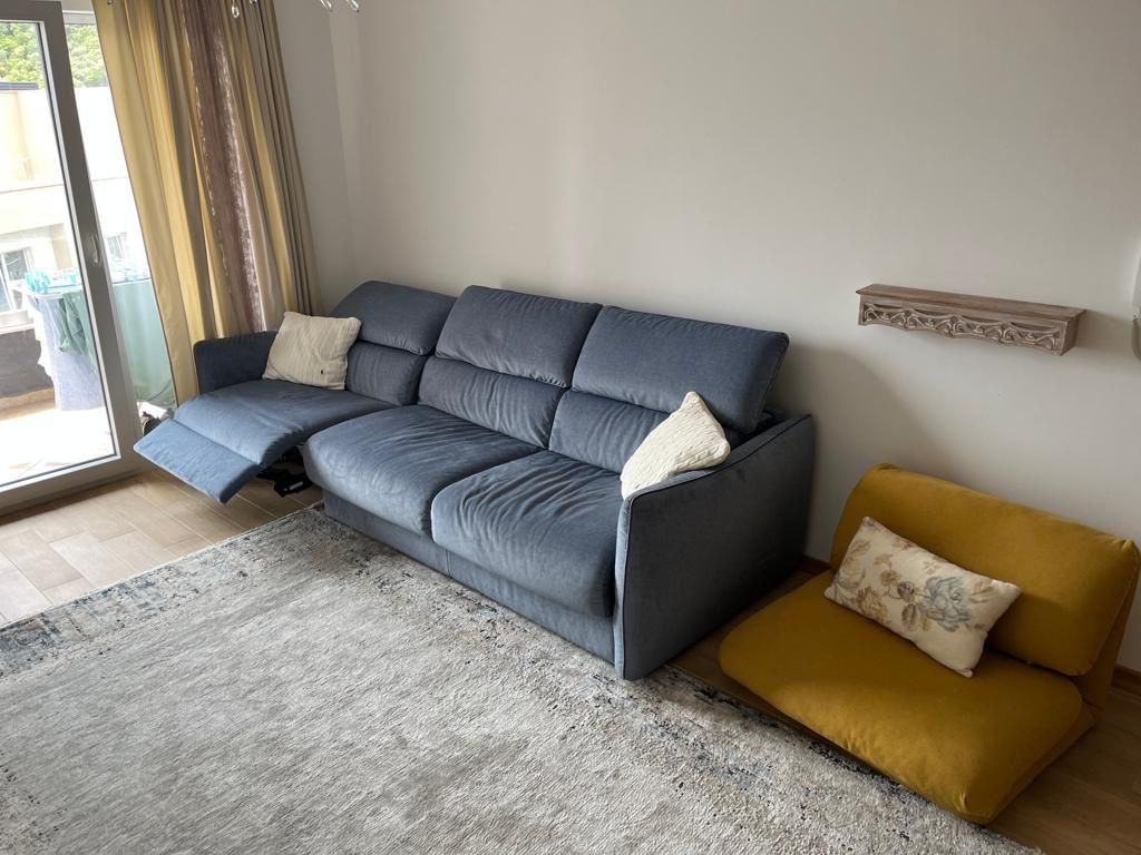 34e23c7d-7f67-4705-8cf0-de467bb6416f Dnevni boravak jednosobnog stana u Budvi sa plavom garniturom i izlazom na balkon – fotografija 14