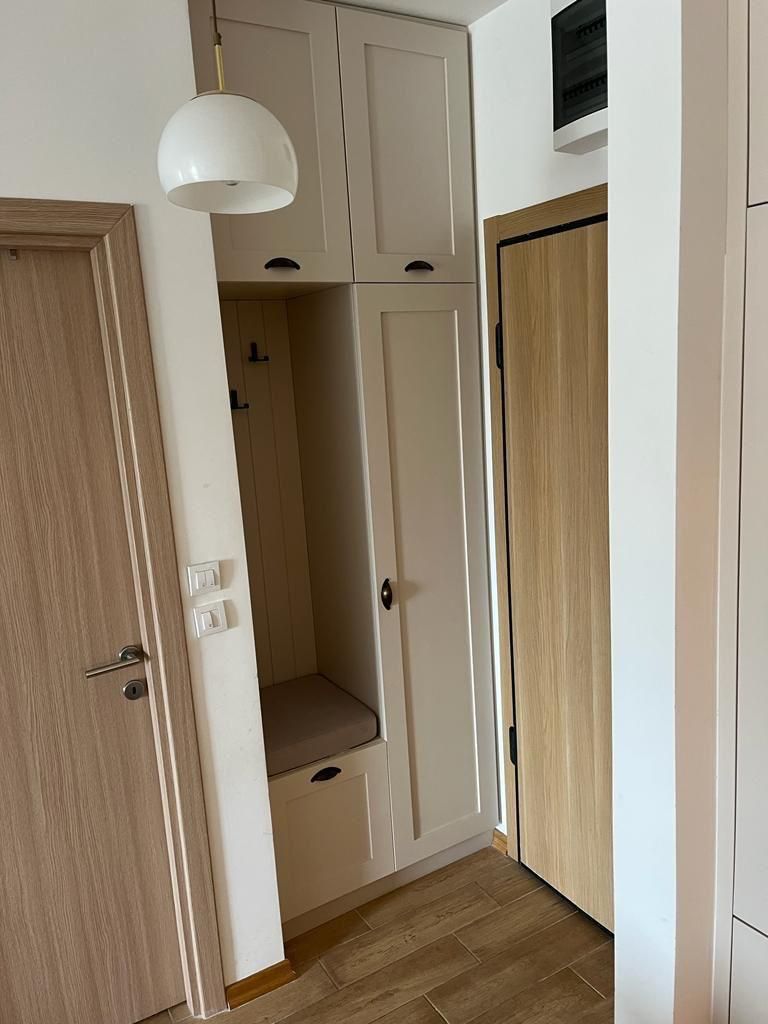 9b7ab20d-c839-4f73-b672-6d88c16612b0 Dnevni boravak jednosobnog stana u Budvi sa plavom garniturom i izlazom na balkon – fotografija 15