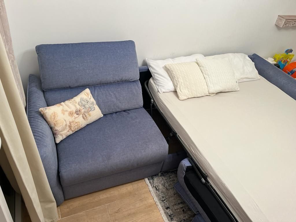 4e685c32-22e1-44ee-976e-d55ebb916eef Dnevni boravak jednosobnog stana u Budvi sa plavom garniturom i izlazom na balkon – fotografija 16