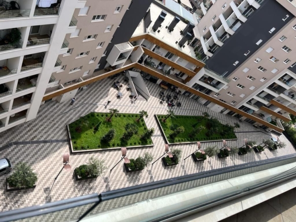 Dnevni boravak jednosobnog stana u Budvi sa plavom garniturom i izlazom na balkon – fotografija 19