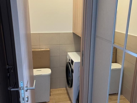 Dnevni boravak jednosobnog stana u Budvi sa plavom garniturom i izlazom na balkon – fotografija 20