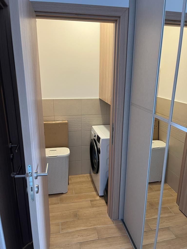 62d1e70c-14e3-4dbc-a10d-6580a5d5bcb4 Dnevni boravak jednosobnog stana u Budvi sa plavom garniturom i izlazom na balkon – fotografija 20