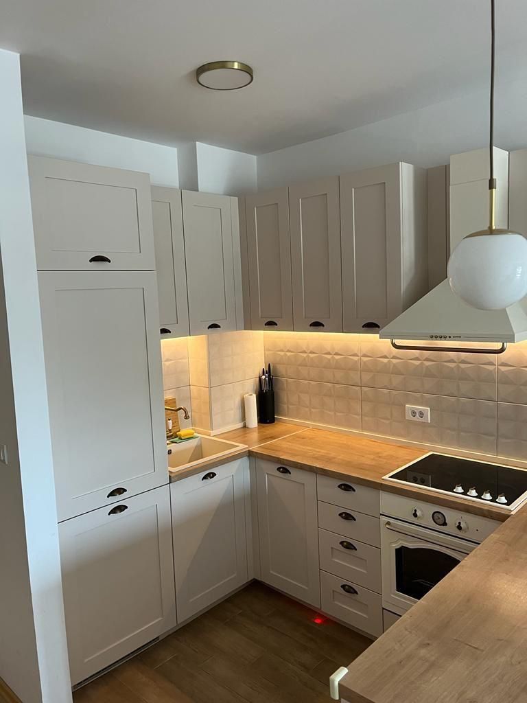 580f766c-5a34-4da2-9fd1-3e8e0e6225d4 Dnevni boravak jednosobnog stana u Budvi sa plavom garniturom i izlazom na balkon – fotografija 21