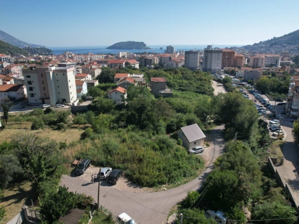 Plac 1515m2 sa gradjevinskom dozvolom u Budvi.
