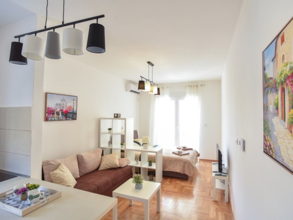Studio apartman na atraktivnoj lokaciji u BudvI (na duzi period,dostupan od 20.9.2026)