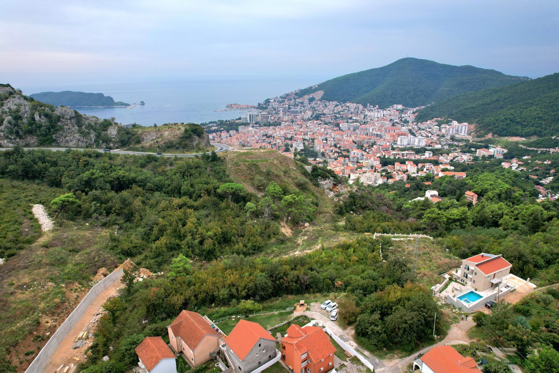 e237bd28-af21-44b9-a73c-0e249440d01b Urbanizovan plac 1093m2 Markovici,Budva