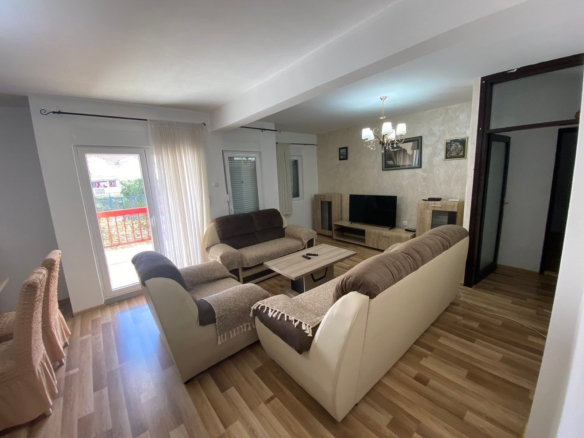 Trosoban moderno opremljen stan 91m² – Golubovina, Budva
