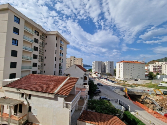 Jednosoban stan sa terasom u Bečićima, Budva — fotografija 13