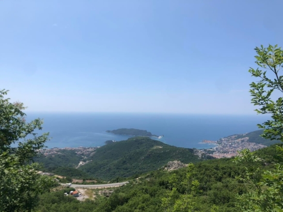 Plac sa Pogledom na Budvansku Rivijeru u Brajićima