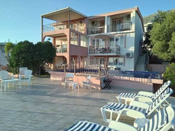Kuća sa bazenom i pogledom na more u Baru