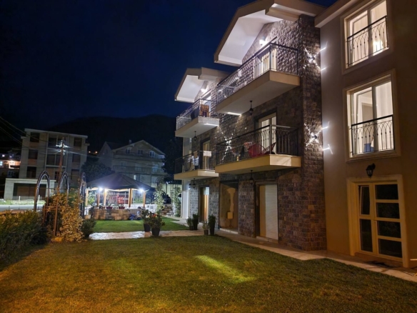 Tivat, Gradiosnica – Prodaja Moderne Kuće s 8 Stanova