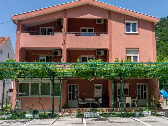 Trospratna kuća apartmanskog tipa u Lastvi Grbaljskoj, Budva