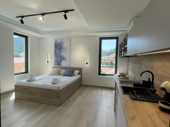 Moderno opremljena garsonjera sa garažnim mjestom, Bulevar-Budva (NA PERIOD OD 01.10.2026 DO 01.06.2027)
