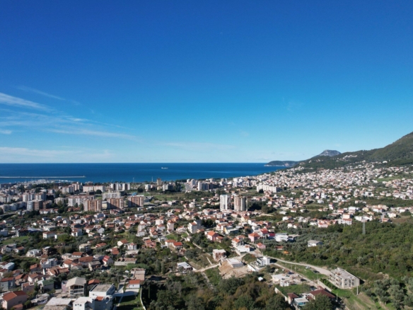 Plac 2400m2 sa ucrtanom kucom od 154m2 u Baru
