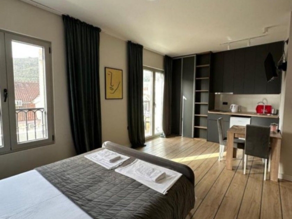 Prodaja moderno opremljene garsonjere 33 m² – Budva, centar