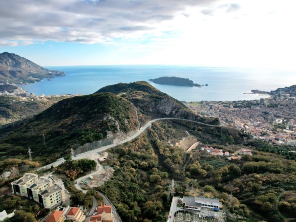 Gradjevinski plac 2104m2 sa idejnim resenjem u Markovićima