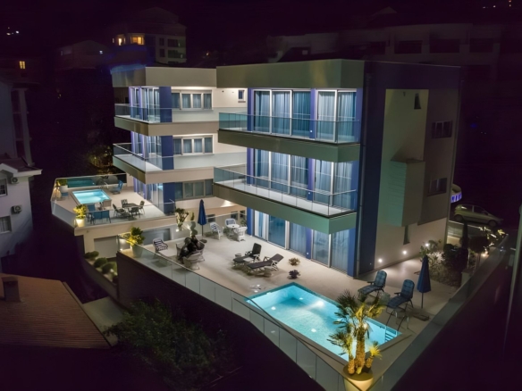 Prodaja dve luksuzne vile sa privatnim bazenom i pogledom na more – Budva