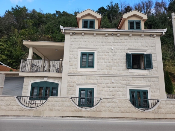 Kamena kuća na prvoj liniji mora, Donja Lastva, Tivat — fotografija 2