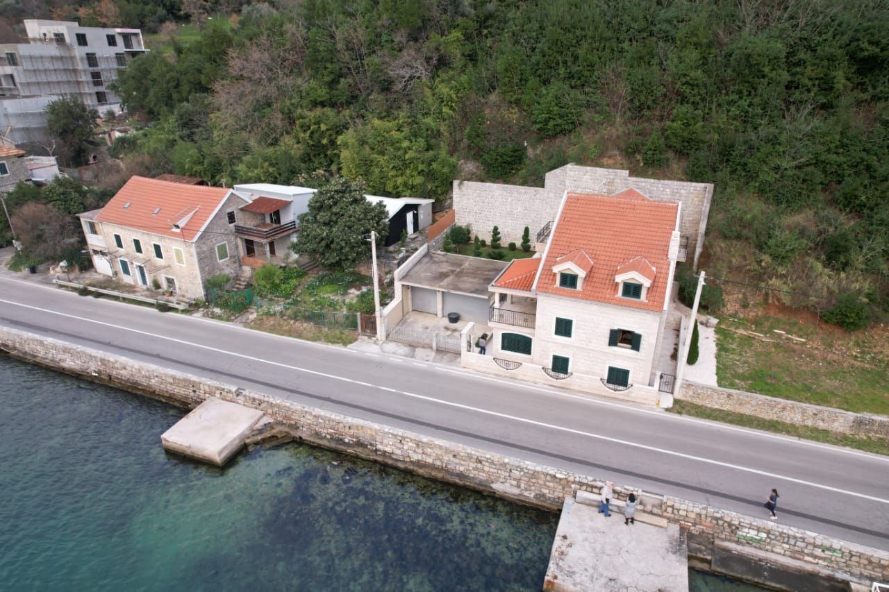 ae7089dd-8bb9-44ff-9c53-80b5ddefcda9 Kamena kuća na prvoj liniji mora, Donja Lastva, Tivat — fotografija 7