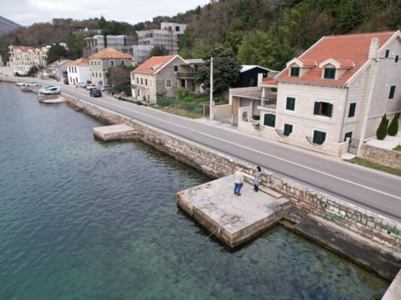 Kamena kuća na prvoj liniji mora, Donja Lastva, Tivat — fotografija 10