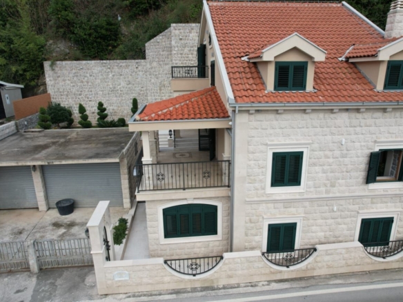 Kamena kuća na prvoj liniji mora, Donja Lastva, Tivat — fotografija 14