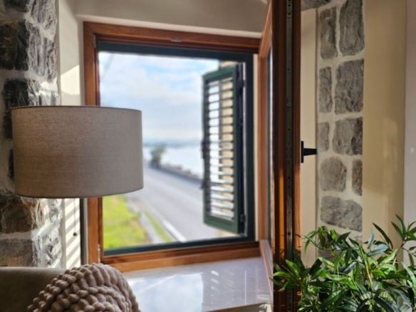 Kamena kuća na prvoj liniji mora, Donja Lastva, Tivat — fotografija 18