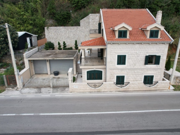 Kamena kuća na prvoj liniji mora, Donja Lastva, Tivat — fotografija 20