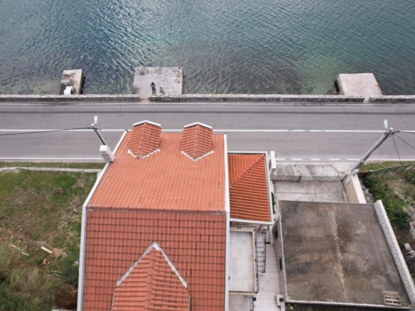 Kamena kuća na prvoj liniji mora, Donja Lastva, Tivat — fotografija 21
