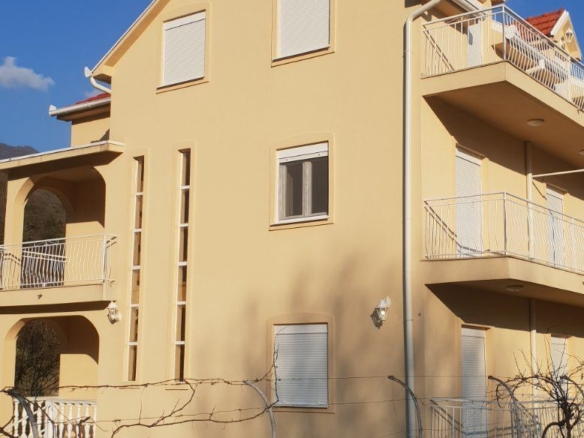 Herceg Novi, Zelenika-Trospratna kuca 450m2