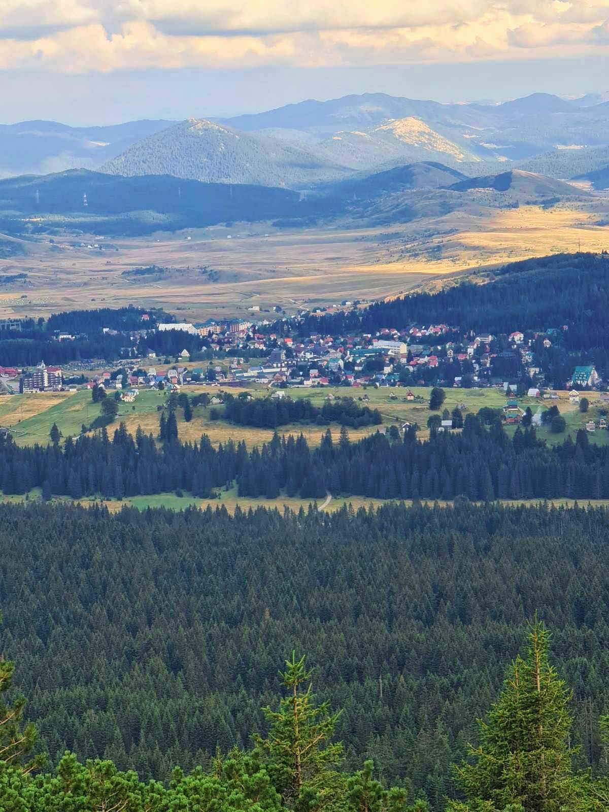 8fea7182-64bb-4cdc-9811-e50f94242d60 Plac sa pogledom na planine u Bosačama, Žabljak