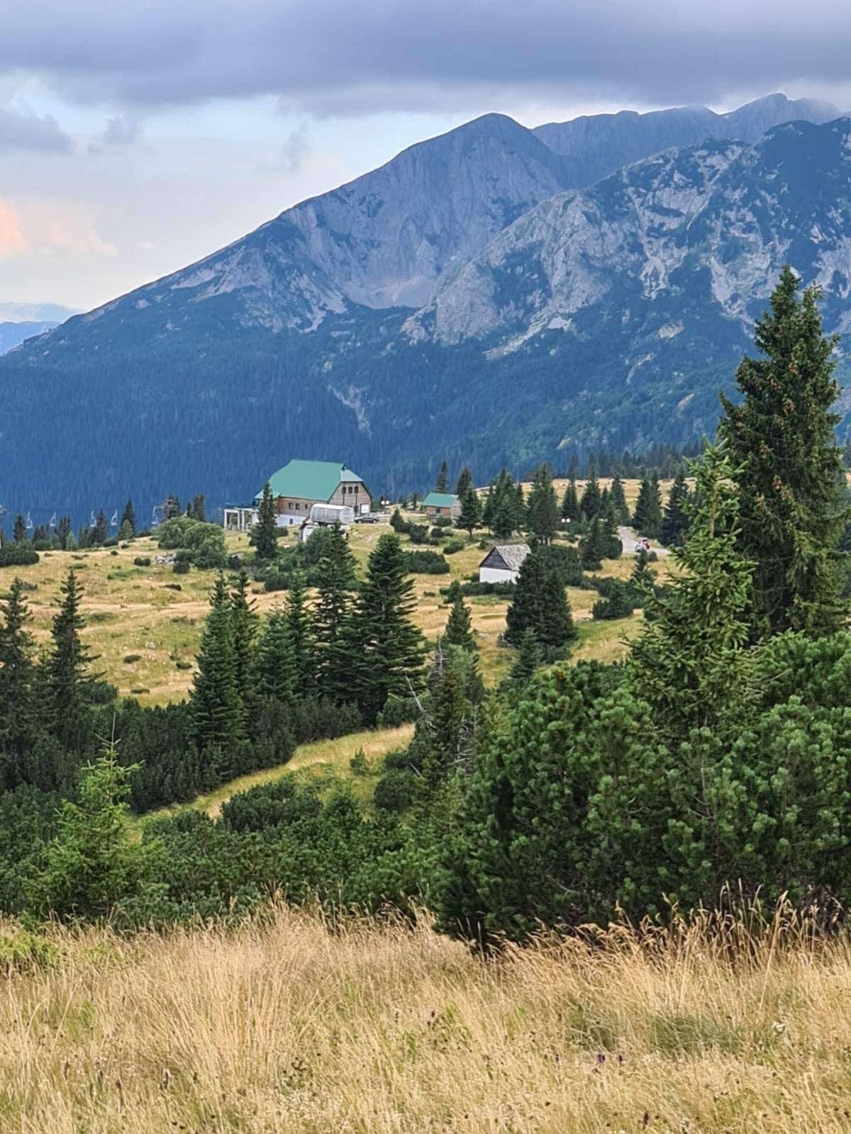 c5a5b5f4-1c6c-4fe4-9064-07688b46d875 Plac sa pogledom na planine u Bosačama, Žabljak — fotografija 3