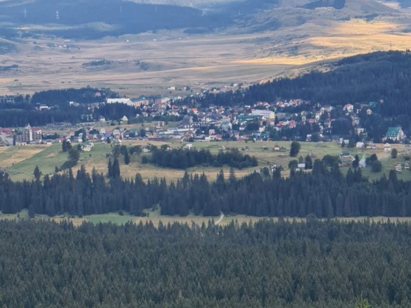 Plac sa pogledom na planine u Bosačama, Žabljak — fotografija 4