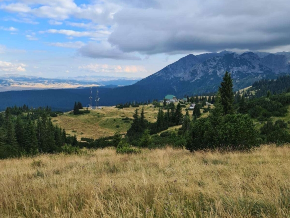 Plac sa pogledom na planine u Bosačama, Žabljak — fotografija 6