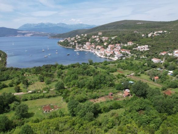 Urbanizovan plac u Bigovi, Kotor — fotografija 2