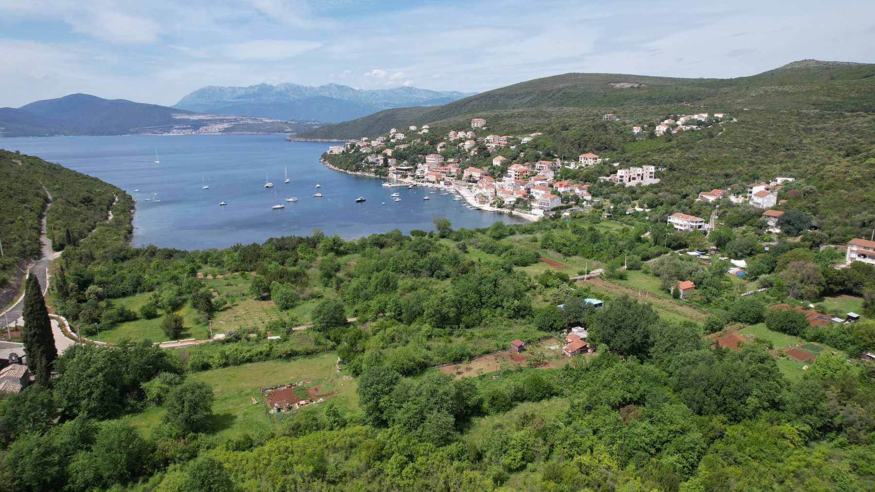 2321d70c-2e78-44c5-91b3-93e9d8adcd77 Urbanizovan plac u Bigovi, Kotor — fotografija 2